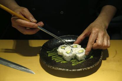 Un cocinero prepara sushi en el restaurante 99 Sushi Bar.