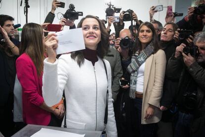 Inés Arrimadas vota en su colegio electoral de Barcelona.