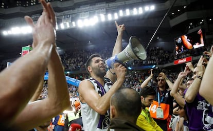 Felipe Reyes celebra la victoria ante Panathinaikos con la afición del Palacio