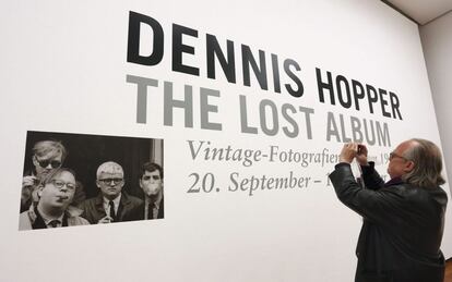 Un hombre realiza una fotografía al cartel de la exposición 'Dennis Hopper - El Álbum Perdido' en el Martin Gropius Bau en Berlín (Alemania)