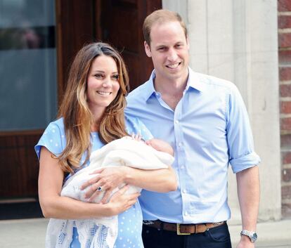 El 22 de julio de 2013, Kate Middleton daba a luz a su primogénito. El primer hijo del príncipe Guillermo, tercero en la línea de sucesión de la corona británica, pesó 3.800 kg y le pusieron por nombre Jorge. En la imagen, los recientes padres ante los medios de comunicación a la salida del hospital St Mary’s.