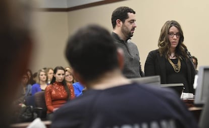 A ginasta Marta Stern depõe na frente de Larry Nassar.