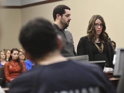 A ginasta Marta Stern depõe na frente de Larry Nassar.