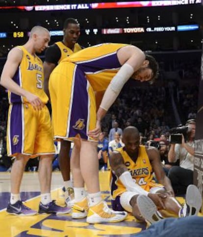 Kobe, lesionado en el suelo y rodeado por Pau Gasol, Howard y Blake. 