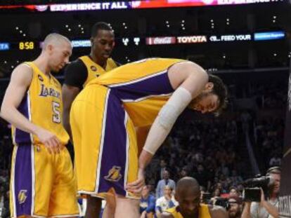 Kobe, lesionado en el suelo y rodeado por Pau Gasol, Howard y Blake.