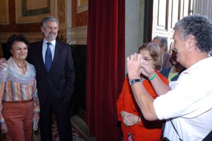 Los visitantes se fotografían con Marín.