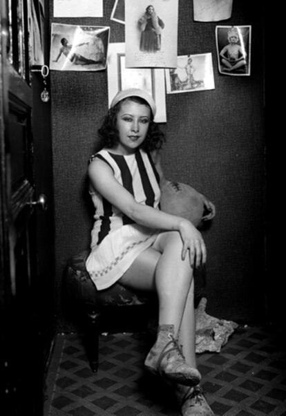 Madrid, 1930. La cantante y bailarina Reyes Castizo, <i>La Yankee</i>, en su camerino.