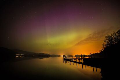 Aurora boreal sobre el lago Derwent water, cerca de Keswick, en el Reino Unido.