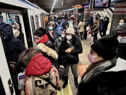 Usuarios del metro accedían a un vagón en diciembre en Madrid.