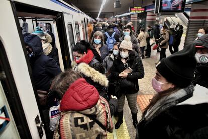 Usuarios del metro acceden a un vagón, este lunes en Madrid.