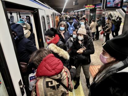 Usuarios del metro accedían a un vagón en diciembre en Madrid.