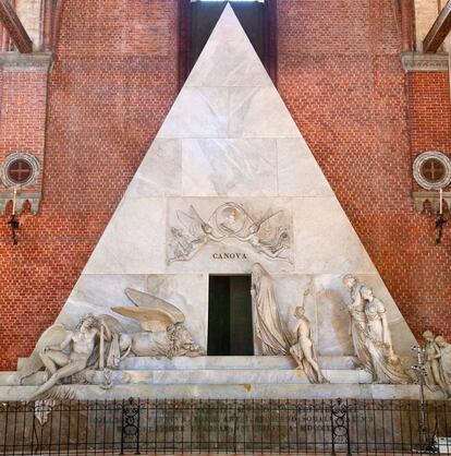 Este mausoleo piramidal de mármol creado por Antonio Canova e instalado en en Santa María dei Frari, fue concebido, originariamente, como un monumento a Tiziano, quien falleció en 1576, víctima de la peste.