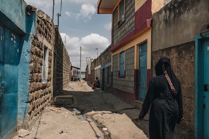 Ashura Mciteka recorre su barrio en Nairobi, en Kenia. Desde que empezó la pandemia, en todo el país se ha registrado un aumento del abandono de fetos y recién nacidos. Mciteka cuenta que suele ser la primera persona de la comunidad a la que avisan cuando se encuentra un cuerpo.