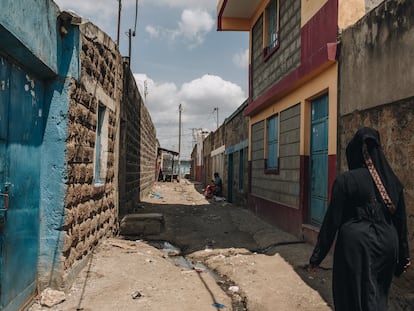 Ashura Mciteka recorre su barrio en Nairobi, en Kenia. Desde que empezó la pandemia, en todo el país se ha registrado un aumento del abandono de fetos y recién nacidos. Mciteka cuenta que suele ser la primera persona de la comunidad a la que avisan cuando se encuentra un cuerpo.