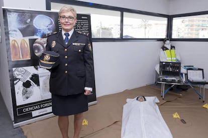 La inspectora jefe Marisol Conde en la exposición sobre los 25 años de la Policía Científica en Alicante.