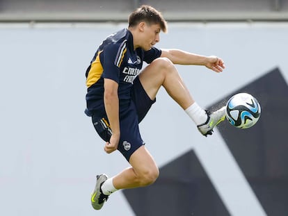 Arda Güler, durante un entrenamiento con el Real Madrid, este miércoles.