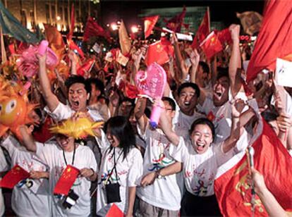 <font size="2"><b>Goleada de Pekín</b></font><br>En la imagen, ciudadanos chinos celebran la victoria en la plaza de Tiananmen. (AP)<p>- <a href="http://www.elpais.es/fotografia/especiales/pekinjjo/1.html"><font size="2">Galería fotográfica: Pekín, la ciudad elegida</font></a><br>