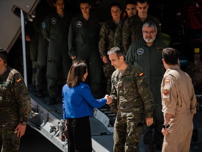 La ministra de Defensa, Margarita Robles, recibía este martes en la base de Torrejón al teniente coronel Juan José Pereda y a los demás militares que han participado en la evacuación de civiles de Sudán.