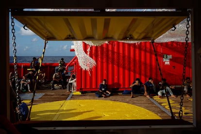 Migrantes desayunan en su sexto día en el buque de la ONG, esperando un puerto seguro para desembarcar, el 22 de agosto de 2022. 