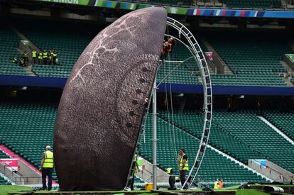 Operarios preparan la decoración para la inauguración del mundial en el Twickenham Stadium