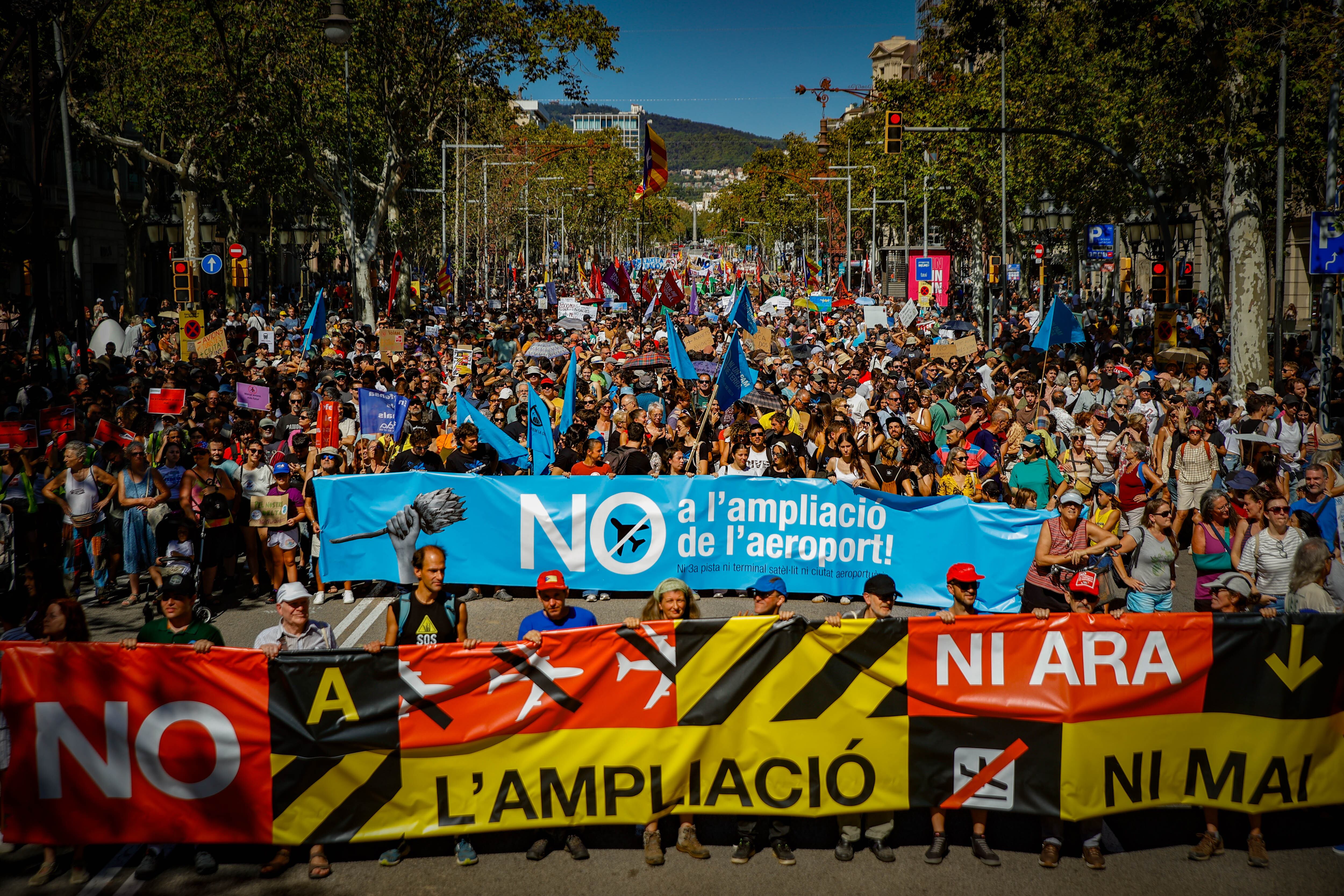 Thousands of people manifest in Barcelona against the extension of the airport
