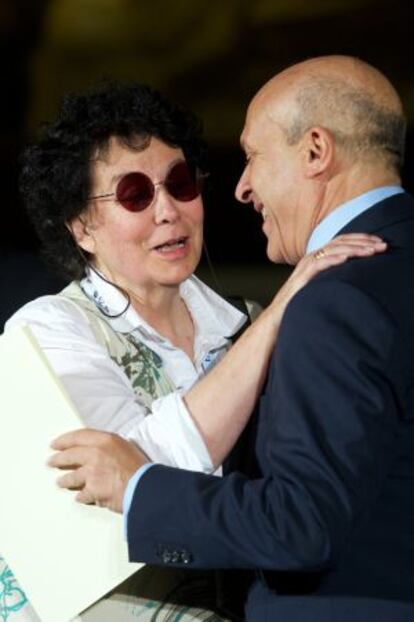 El ministro José Ignacio Wert y la guionista Lola Salvador, en San Sebastián.