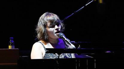 La cantante compositora y pianista estadounidense Norah Jones durante el concierto que cierra la tercera edición del ciclo musical Noches del Botánico.