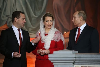 Dmitri Medvédev, junto al presidente Putin en una ceremonia religiosa celebrada el pasado domingo en una iglesia ortodoxa de Moscú.
