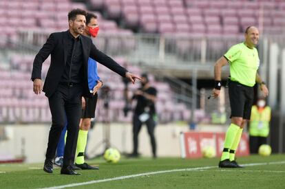 El entrenador del Atlético, Diego Simeone (a la izquierda), da instrucciones a sus jugadores.