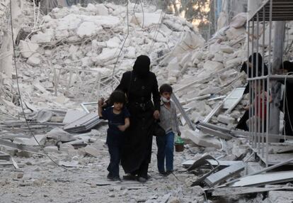 Uma família síria abandona uma área bombardeada no norte da cidade de Aleppo