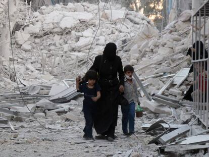 Uma família síria abandona uma área bombardeada no norte da cidade de Aleppo