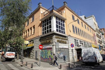 Esquina de la fachada del mercado de Argüelles.