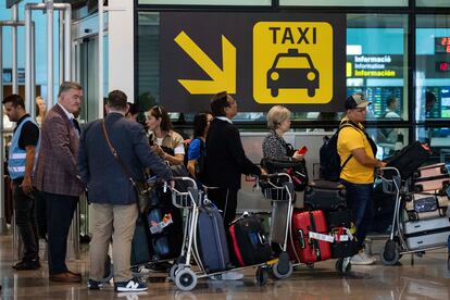 Turistas en las llegadas de la Terminal 1 del Aeropuerto Josep Tarradellas El Prat de Barcelona.