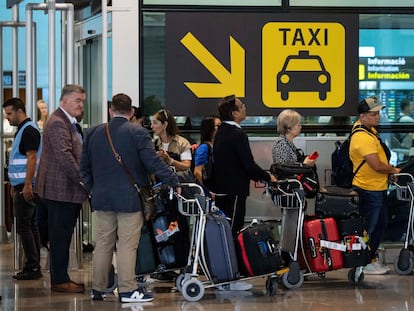 Turistas en las llegadas de la Terminal 1 del Aeropuerto Josep Tarradellas El Prat de Barcelona.