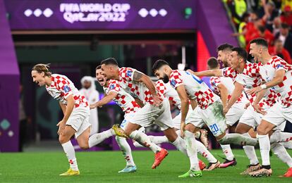 Los jugadores de Croacia celebran la victoria ante Brasil tras su encuentro de cuartos de final del Mundial de Qatar 2022, en Doha el pasado viernes.