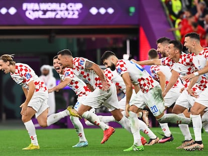 Los jugadores de Croacia celebran la victoria ante Brasil tras su encuentro de cuartos de final del Mundial de Qatar 2022, en Doha el pasado viernes.