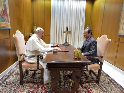 El papa Francisco, junto al presidente de Francia, Fran&ccedil;ois Hollande, el 17 de agosto de 2016.
