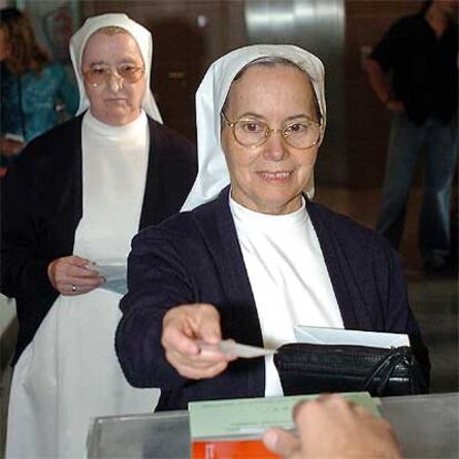 Una estampa que se repite siempre que hay elecciones: la de monjas ejerciendo su derecho al voto, como las de la imagen, en un colegio de la calle Pearson de Barcelona.