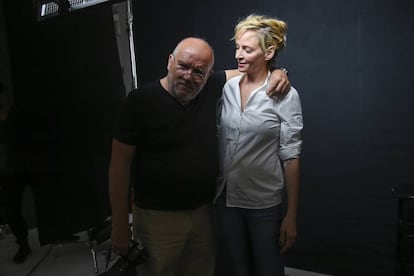 Peter Lindbergh con la actriz Uma Thurman, después de una sesión de fotos en 2017 en Nueva York.