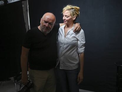 Peter Lindbergh con la actriz Uma Thurman, después de una sesión de fotos en 2017 en Nueva York.