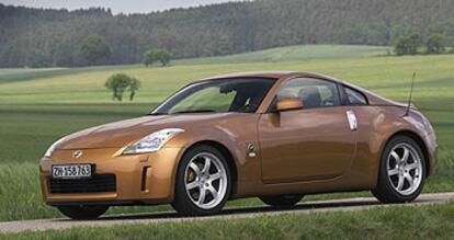 El Nissan 350 Z ofrece una línea y un interior muy vistosos. Las prestaciones y el comportamiento dinámico se sitúan a la altura de sus mejores competidores.