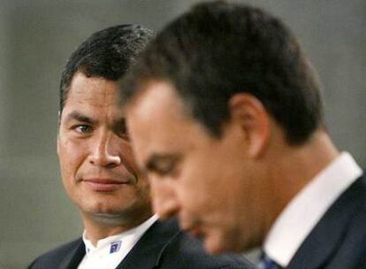 El presidente de Ecuador, Rafael Correa, a la izquierda, con José Luis Rodríguez Zapatero, ayer en La Moncloa.