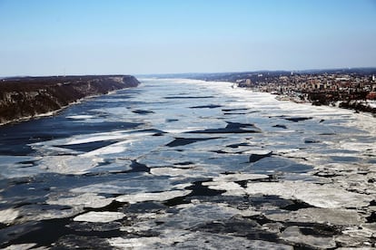 Por volta do meio-dia de sexta-feira, Nova York registrava uma temperatura de 12 graus negativos, com uma sensação térmica de 21 graus abaixo de zero.