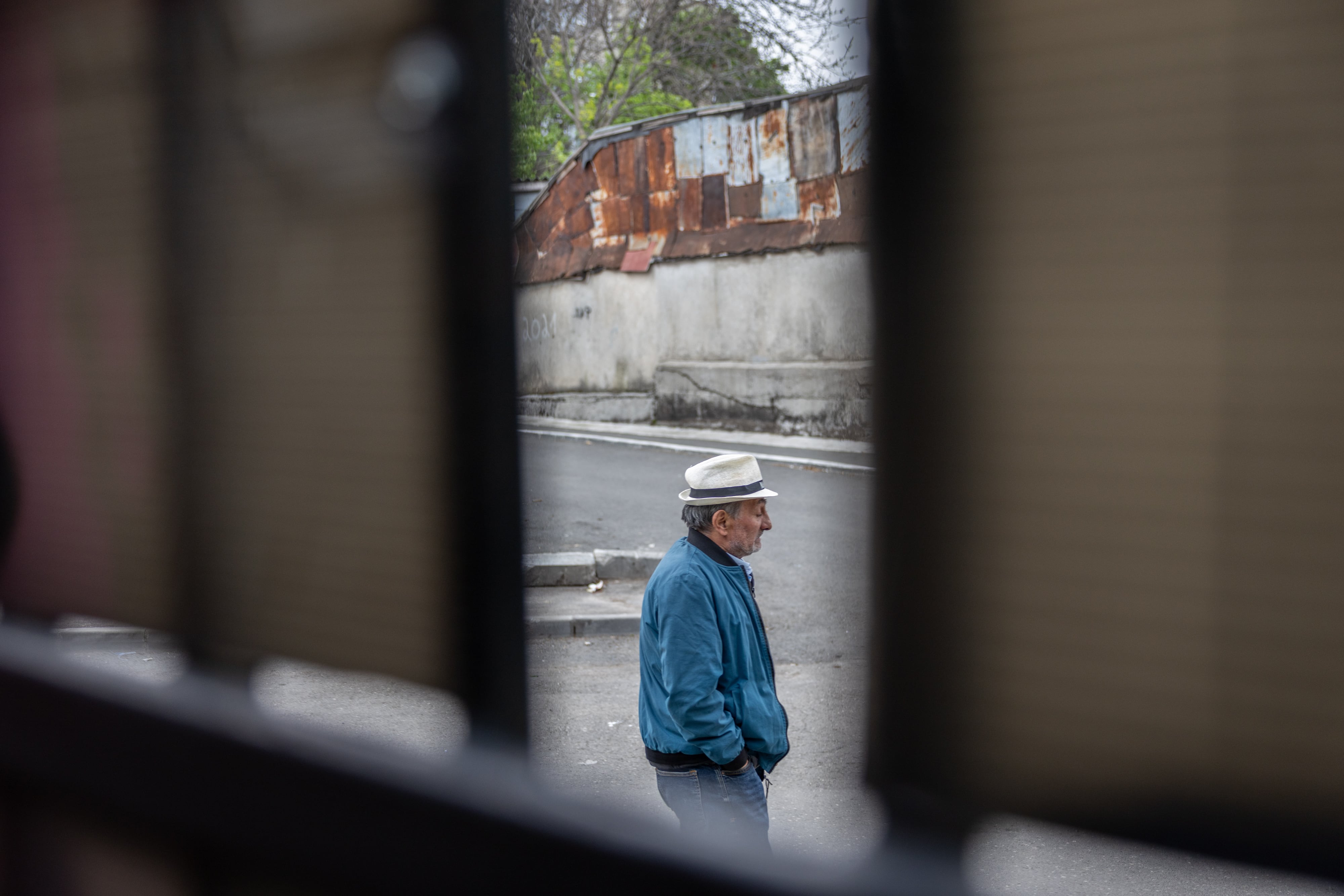 Un hombre camina por una calle del barrio de Ferentari (Bucarest). Es una de las zonas más pobres de la capital rumana, poblada mayoritariamente por romaníes.