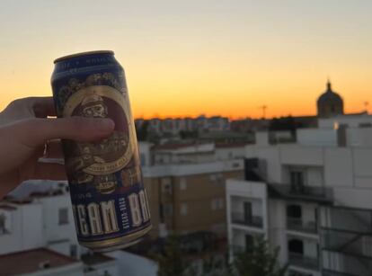 Samuel Anaya, con su cerveza, desde su azotea de Sevilla, en una foto facilitada por él mismo de su cuenta de Twitter.