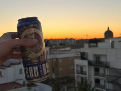 Samuel Anaya, con su cerveza, desde su azotea de Sevilla, en una foto facilitada por él mismo de su cuenta de Twitter.