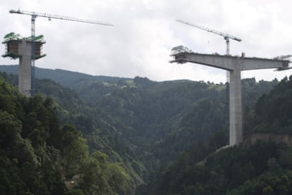 Obras de construcción de una autopista en San Miguel, en las Azores, realizadas por Ferrovial.