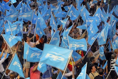 Simpatizantes del Partido Popular se agolpan en la calle Genova de Madrid para celebrar los resultados electorales.