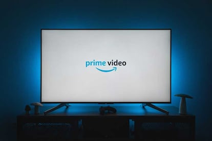 Logotipo de  Prime Video en la pantalla de un televisor