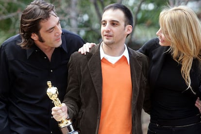 Madrid, 3 de marzo. El director de cine Alejandro Amenábar (c) presenta el Oscar conseguido por su película <i>Mar adentro</i> en la Casa de América acompañado por Javier Bardem (i) y Belén Rueda (d).